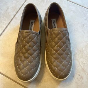 Steve Madden ECENTRCQ grey shoes